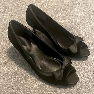 Women's Ann Taylor Betty Black Velvet Heels. Size: 7.5 M